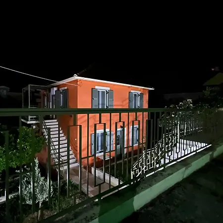 アパート Live Like A Local In The Heart Of アルゴストリオン